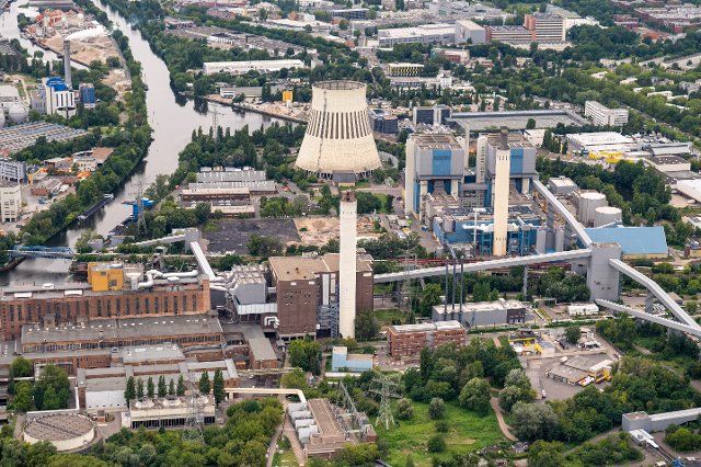 07 August 2021, Berlin: An aerial view shows the Reuter West cogeneration plant. (Aerial view from a helicopter) Photo: Christophe Gateau\/dpa