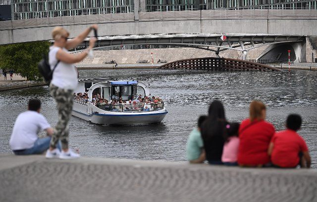 09 August 2021, Berlin: Tourists linger on the banks of the Spree in the government district. Photo: Britta Pedersen\/dpa-Zentralbild\/dpa