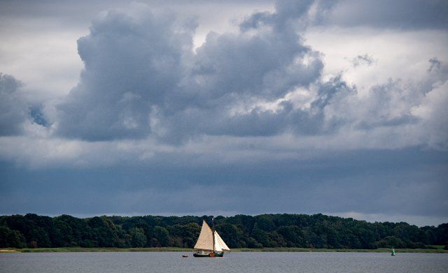 20 August 2021, Mecklenburg-Western Pomerania, Stralsund: A sailboat sails on the Strelasund off the island of Rügen. The Strelasund is an inlet of the Baltic Sea and separates the island of Rügen from the mainland near Stralsund. Photo: Stefan Sauer\/dpa\/ZB