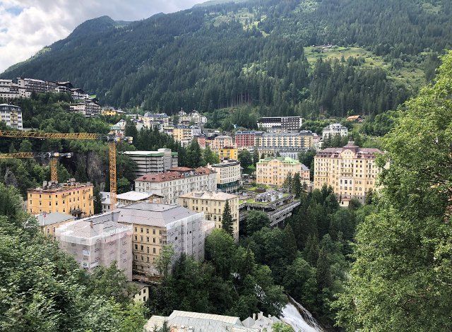 26 August 2021, Austria, Bad Gastein: View of the spa town in the Alps. (to dpa "The transformation of the fashionable Bad Gastein") Photo: Gregor Tholl\/dpa-Zentralbild\/dpa