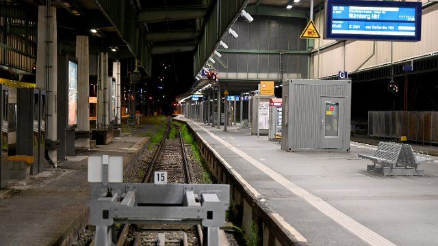 02 September 2021, Baden-Wuerttemberg, Stuttgart: An empty platform at the main station in Stuttgart. The train drivers\