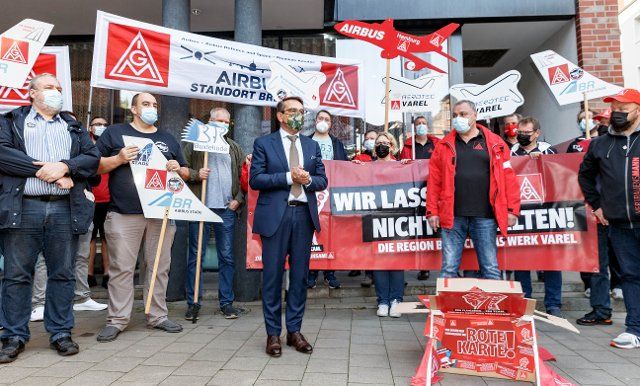 01 September 2021, Hamburg: Sven Immisch, Group Human Resources Manager at Airbus, stands in front of Ig-Metall members at the beginning of the collective bargaining in front of the conference hotel. Photo: Markus Scholz\/dpa