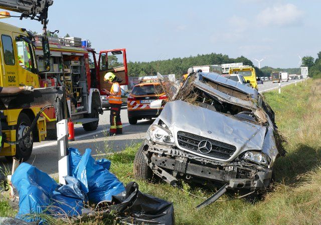 03 September 2021, Brandenburg, Grünheide: A wrecked car stands at the scene of the accident. A man died in a collision between two cars on the A12 motorway at the Spreeau interchange. Another driver suffered a shock and was taken to hospital. (to dpa "Man dies in accident at Spreeau interchange") Photo: Christian Sappeck\/BLP\/dpa