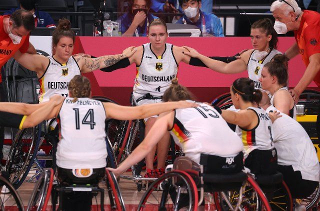 04 September 2021, Japan, Tokio: Paralympics: Wheelchair basketball, bronze medal game, women, Germany - USA, Ariake Arena. Players of the German team sit together in a circle after the game. Photo: Karl-Josef Hildenbrand\/dpa