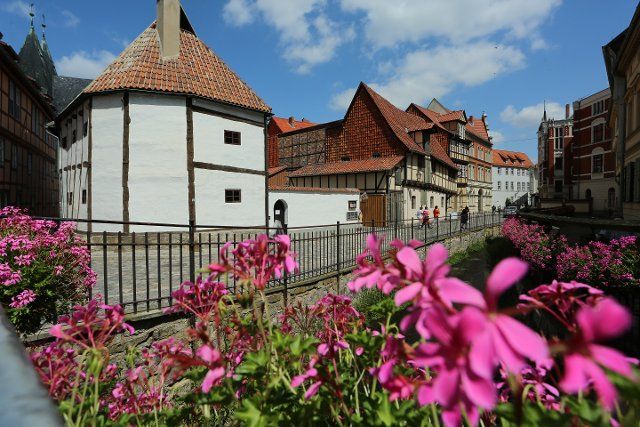 18 July 2021, Saxony-Anhalt, Quedlinburg: Half-timbered houses stand in the old town. In the historic old town with its cobblestone streets, winding alleys and small squares are a good 2,000 half-timbered houses from eight centuries. Quedlinburg\