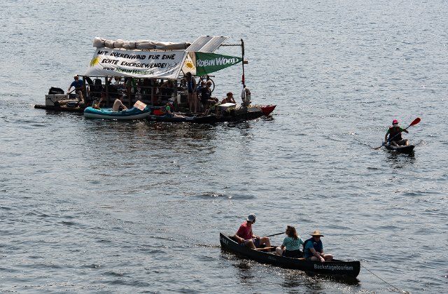 25 July 2021, Berlin: Participants in the demonstration "Climate & Boat" are on the Spree. From the Rummelsburger Bucht they sailed to the cogeneration plant Mitte at the MichaelbrÃ¼cke. Photo: Paul Zinken\/dpa-Zentralbild\/dpa