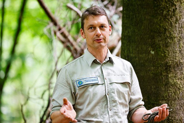 26 July 2021, Schleswig-Holstein, Mittelangeln: Udo Harriehausen, Head of the Nature Conservation Department of the Schleswig-Holstein State Forestry (SHLF), speaks during a press conference. Photo: Frank Molter\/dpa