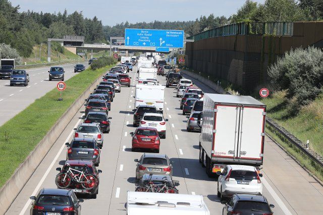 31 July 2021, Thuringia, Jena: Traffic is backed up for a total of eleven kilometres on motorway 9 in the direction of Berlin at the Hermsdorfer Kreuz junction. The reason is a construction site near Eisenberg. Photo: Bodo Schackow\/dpa-Zentralbild\/dpa
