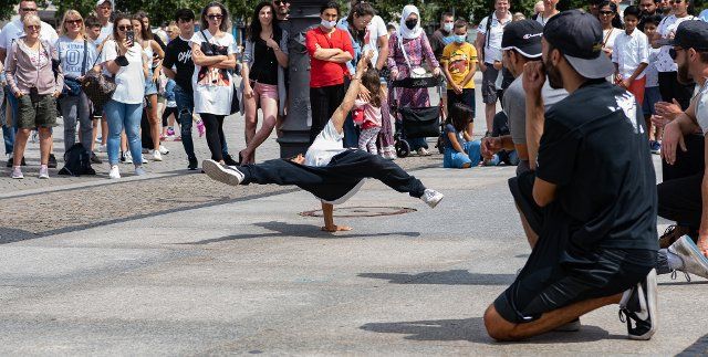 31 July 2021, Berlin: Dancers show their skills on the Pariser Platz. Photo: Paul Zinken\/dpa-Zentralbild\/dpa