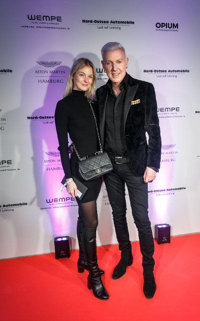 29 September 2021, Hamburg: Musician H.P. Baxxter stands with girlfriend Lysann at the premiere of the film "James Bond 007: No Time to Die" on the red carpet of the Astor Film Lounge. Photo: Markus Scholz\/dpa