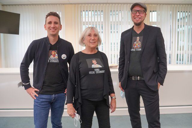 07 October 2021, Berlin: The plaintiffs Amir Ali Khalil Ibrahim (l-r), Judith Bernstein and Christoph Glanz stand in a room at the Administrative Court before the start of the trial. The plaintiffs are members of the "Boycott, Divestment and Sanctions" movement (BDS), which calls for a boycott against Israel. They object to a resolution of the Bundestag condemning the BDS campaign and refusing to fund projects. The plaintiffs consider their personal rights, their freedom of expression and their freedom of assembly and association to be violated. Photo: Jörg Carstensen\/dpa