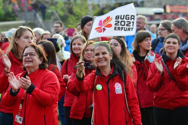 10 October 2021, Thuringia, Erfurt: Buga helpers celebrate at the closing event of the Buga Erfurt 2021. Mannheim will host the next Federal Horticultural Show from 14 April to 8 October 2023. The 2021 Federal Horticultural Show ends after 171 days. Around 1.5 million people visited the Buga despite Corona at both exhibition sites Egapark and Petersberg. Photo: Martin Schutt\/dpa-Zentralbild\/dpa