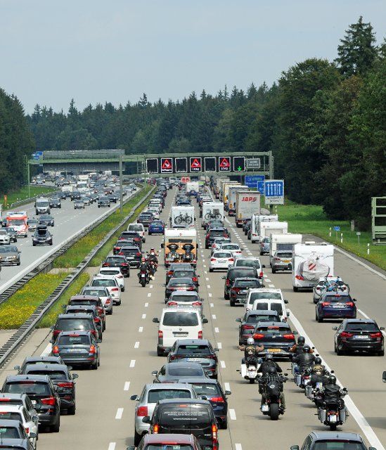 11 September 2021, Bavaria, Sauerlach: Long traffic jams formed on the A8 Salzburg-Munich motorway at midday on Saturday during the return journey. In Baden Württemberg and Bavaria, the holidays will soon come to an end. Photo: Ursula Düren\/dpa