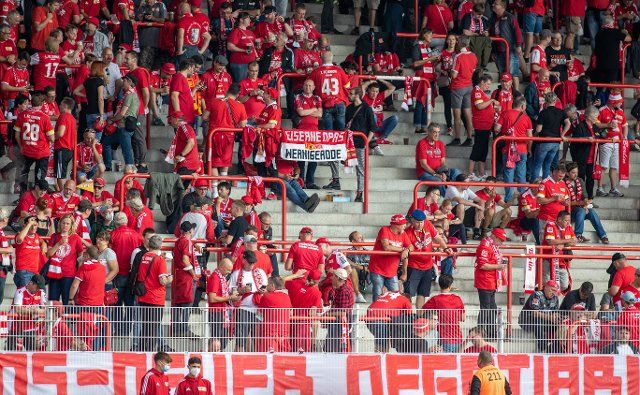 11 September 2021, Berlin: Football: Bundesliga, 1. FC Union Berlin - FC Augsburg, Matchday 4, An der Alten Försterei. Union Berlin fans wait in the stands before the start of the match. Photo: Andreas Gora\/dpa - IMPORTANT NOTE: In accordance with the regulations of the DFL Deutsche Fußball Liga and\/or the DFB Deutscher Fußball-Bund, it is prohibited to use or have used photographs taken in the stadium and\/or of the match in the form of sequence pictures and\/or video-like photo series