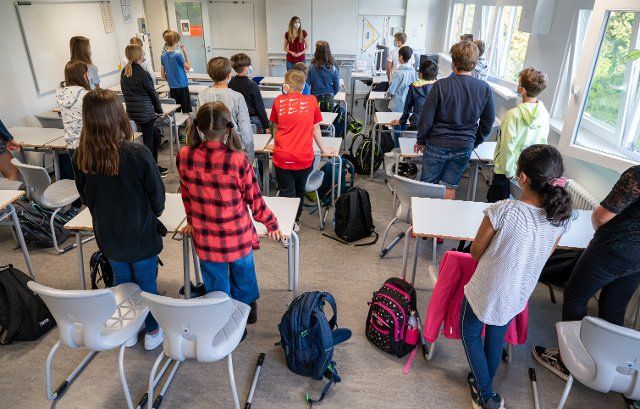 14 September 2021, Bavaria, Munich: Students get up before class on the first day of school after the summer holidays in Bavaria. Photo: Peter Kneffel\/dpa