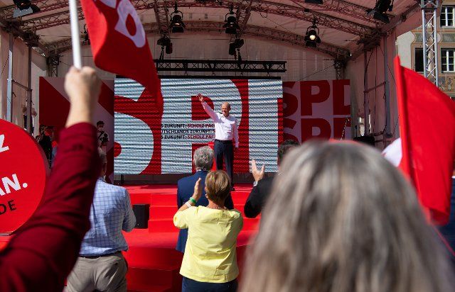 18 September 2021, Bavaria, Munich: Olaf Scholz, SPD candidate for Chancellor and Federal Minister of Finance, takes part in an election campaign event on Marienplatz. Photo: Sven Hoppe\/dpa