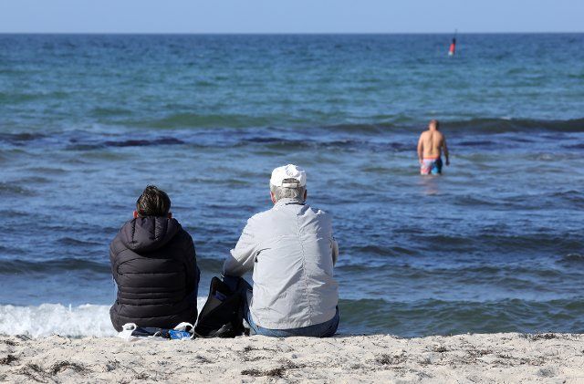 22 September 2021, Mecklenburg-Western Pomerania, WarnemÃ¼nde: Visitors enjoy the sun at the Baltic Sea. Sunny weather has replaced the clouds and rain. Photo: Bernd WÃ¼stneck\/dpa-Zentralbild\/dpa