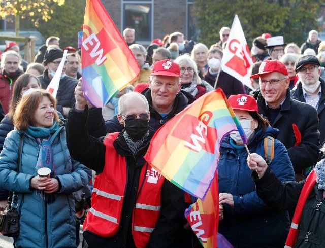 18 November 2021, North Rhine-Westphalia, Duisburg: Salaried teachers participate in the warning strike of the public service. Photo: Roland Weihrauch\/dpa