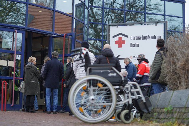 19 November 2021, Berlin: Numerous people stand in a queue in front of the vaccination centre at the exhibition centre. Following the Bundestag, the Bundesrat has now also confirmed the new version of the Infection Protection Act. Photo: JÃ¶rg Carstensen\/dpa