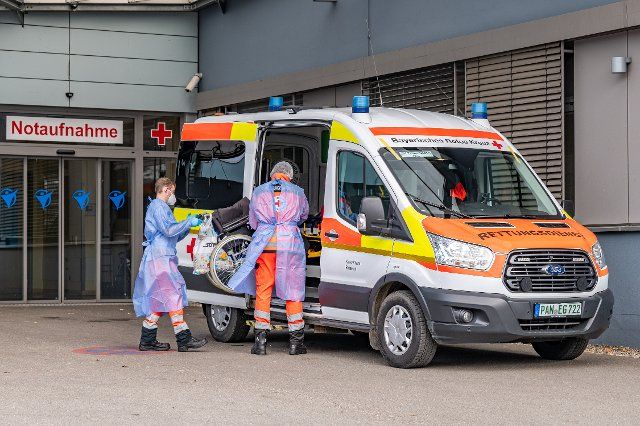 19 November 2021, Bavaria, Eggenfelden: Employees of the Red Cross lift a wheelchair into an ambulance parked in front of the emergency room of the Rottal-Inn clinics. The district of Rottal-Inn continues to have the highest incidence in Bavaria with 1423.6. Photo: Armin Weigel\/dpa