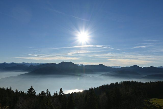 20 November 2021, Bavaria, Tegernsee: The sun is above the Tegernsee, which is covered by a thin layer of fog. Photo: Katrin Requadt\/dpa