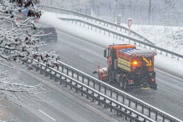 09 December 2021, Bavaria, Bogen: A clearing vehicle is driving on the A 3 motorway near Bogen. Photo: Armin Weigel\/dpa