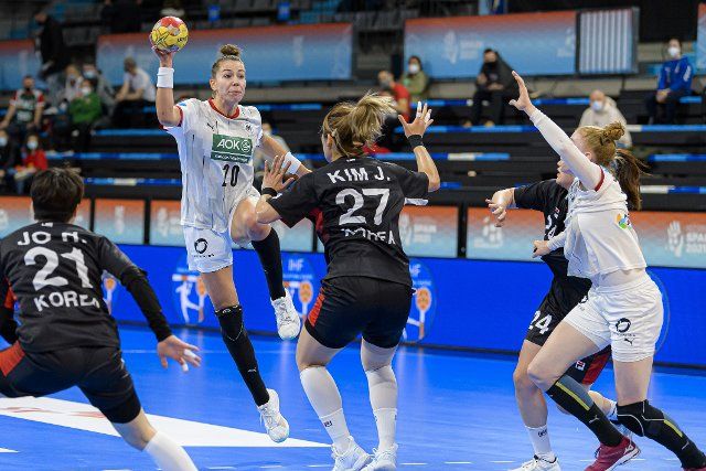 10 December 2021, Spain, Granollers: Handball, Women, World Cup, Main Round, Group 3, Matchday 2, South Korea - Germany: Emily BÃ¶lk (2nd from left, Germany) with a pass to Meike Schmelzer (r, Germany). Between them is Jinyi Kim (Korea). Photo: Marco Wolf\/wolf-sportfoto\/dpa