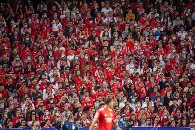 20 October 2021, Portugal, Lissabon: Football, Men: Champions League, Benfica Lisbon - Bayern Munich, in Lisbon. Fans in the stadium. Photo: Peter Kneffel\/dpa