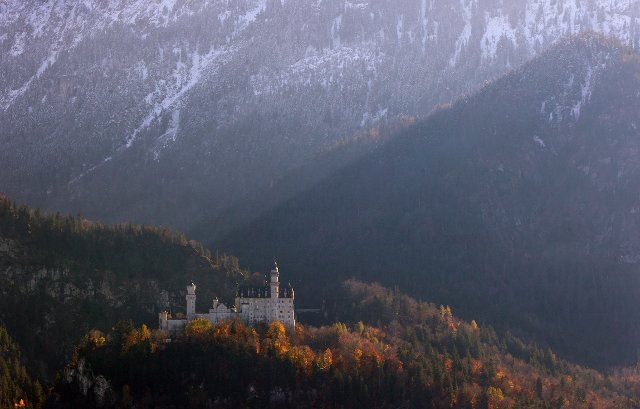06 November 2021, Bavaria, Schwangau: In autumnal surroundings Neuschwanstein Castle stands in the sunshine. Photo: Karl-Josef Hildenbrand\/dpa