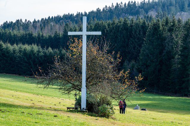 10 November 2021, Bavaria, Breitenau: A cross stands in front of a wood. Photo: Armin Weigel\/dpa