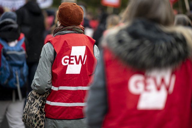11 November 2021, Berlin: Participants in the demonstration of the Education and Science Union (GEW) walk past the Victory Column. The GEW calls on public service workers in Berlin to go on warning strike. Photo: Fabian Sommer\/dpa