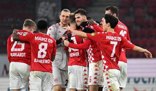 15 January 2022, Rhineland-Palatinate, Mainz: Soccer: Bundesliga, FSV Mainz 05 - VfL Bochum, Matchday 19, Mewa Arena The Mainz team cheers after scoring the 1:0 goal. Photo: Torsten Silz\/dpa - IMPORTANT NOTE: In accordance with the requirements of the DFL Deutsche Fußball Liga and the DFB Deutscher Fußball-Bund, it is prohibited to use or have used photographs taken in the stadium and\/or of the match in the form of sequence pictures and\/or video-like photo series