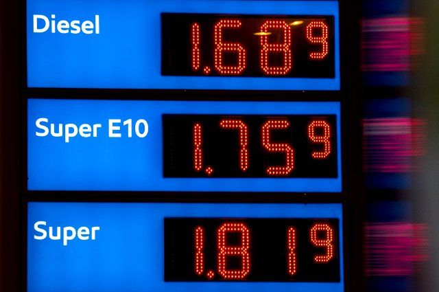 18 January 2022, Hamburg: High fuel prices for diesel and super gasoline appear on the display panel of a gas station. Photo: Daniel Bockwoldt\/dpa