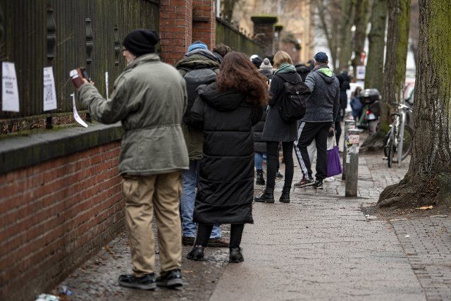 23 January 2022, Berlin: People line up for a Corona test in front of a state-owned PCR test center in Berlin-Kreuzberg. Photo: Fabian Sommer\/dpa