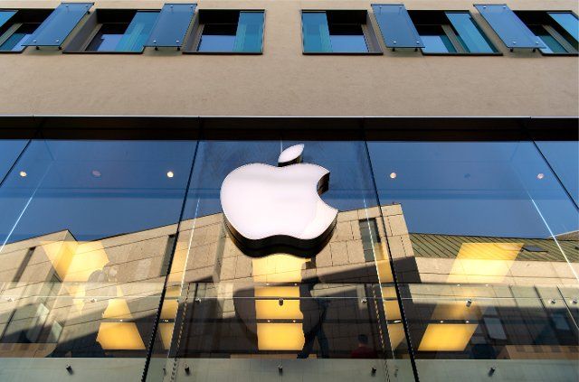 26 January 2022, Bavaria, Munich: The logo of the technology company Apple is seen at the Apple Store downtown. The company presents its figures for the first fiscal quarter. Photo: Sven Hoppe\/dpa