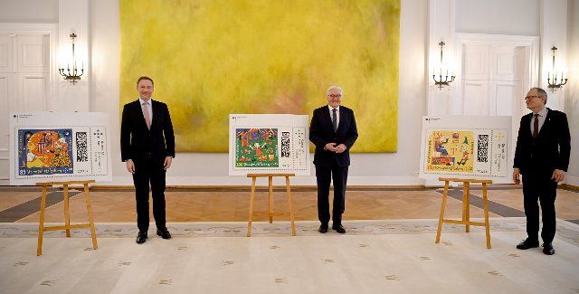 31 January 2022, Berlin: Christian Lindner (FDP, l-r), Federal Minister of Finance, Federal President Frank-Walter Steinmeier and Ulrich Lilie, President of the Federal Association of Voluntary Welfare Workers (BAGFW) and President of Diakonie, at the handover of the 2022 welfare stamps. Photo: Britta Pedersen\/dpa-Zentralbild\/dpa - ATTENTION: Use only in full format