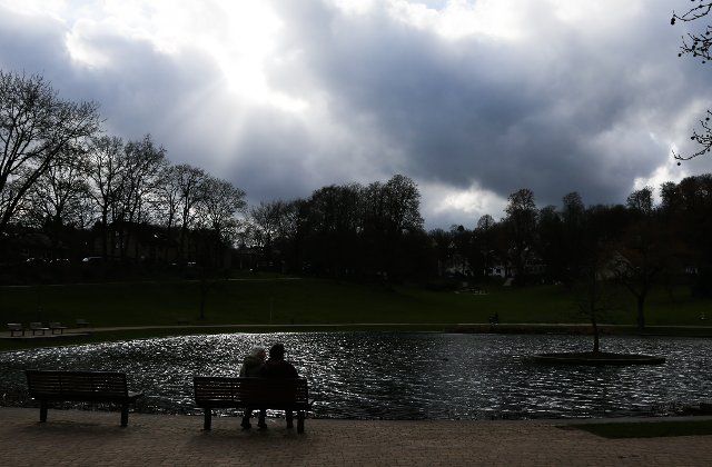 05 February 2022, North Rhine-Westphalia, Bielefeld: Two elderly ladies are sitting on a bench in BÃ¼rgerpark. The weather in North Rhine-Westphalia is changeable with clouds but also sunny spells. Photo: Friso Gentsch\/dpa