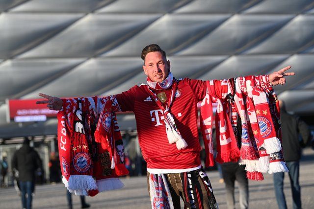 05 February 2022, Bavaria, Munich: Soccer: Bundesliga, FC Bayern Munich - RB Leipzig, Matchday 21 at the Allianz Arena. A fan arrives at the game with his numerous scarves. For the first time since the end of November, spectators are back in the arena. 10,000 fans are allowed to join in the cheering. IMPORTANT NOTE: In accordance with the requirements of the DFL Deutsche Fußball Liga and the DFB Deutscher Fußball-Bund, it is prohibited to use or have used photographs taken in the stadium and\/or of the match in the form of sequence pictures and\/or video-like photo series. Photo: Sven Hoppe\/dpa