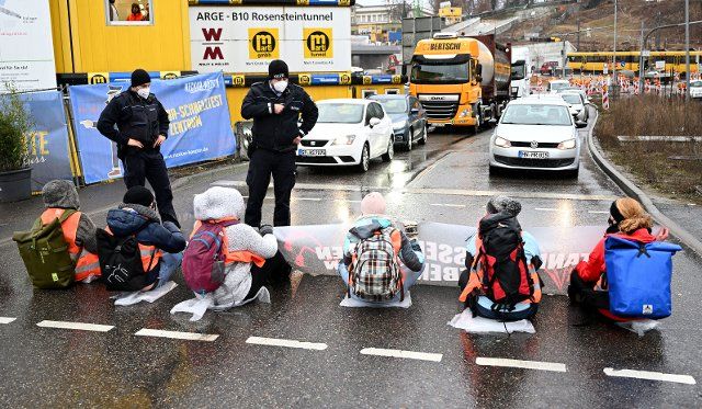 31 January 2022, Baden-Wuerttemberg, Stuttgart: Climate activists block a street in Stuttgart. Photo: Bernd WeiÃŸbrod\/dpa