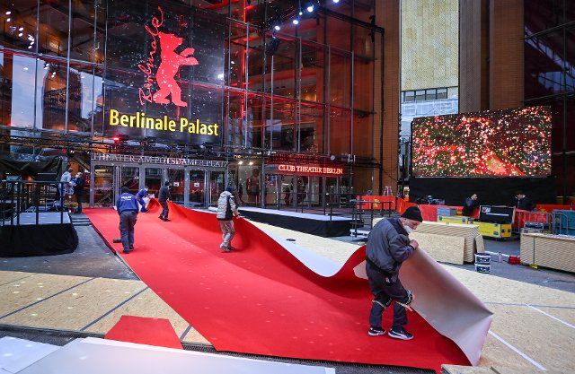 08 February 2022, Berlin: The red carpet is rolled out in front of the Berlinale Palace on Potsdamer Platz. The 72nd International Film Festival will take place from Feb. 10 to 20, 2022, despite rising Corona infections. The award ceremony is already scheduled for Feb. 16, 2022. Photo: Jens Kalaene\/dpa-Zentralbild\/dpa