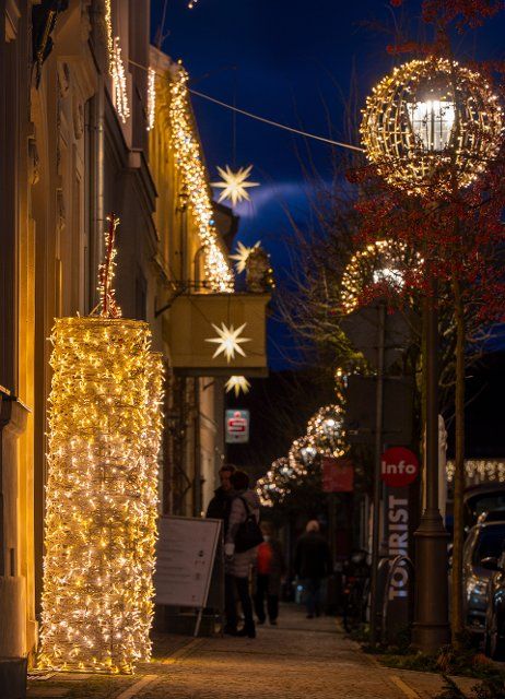 17 December 2021, Brandenburg, Beelitz: Passers-by walk through a festively decorated street in the old town. Photo: Monika Skolimowska\/dpa-Zentralbild\/ZB