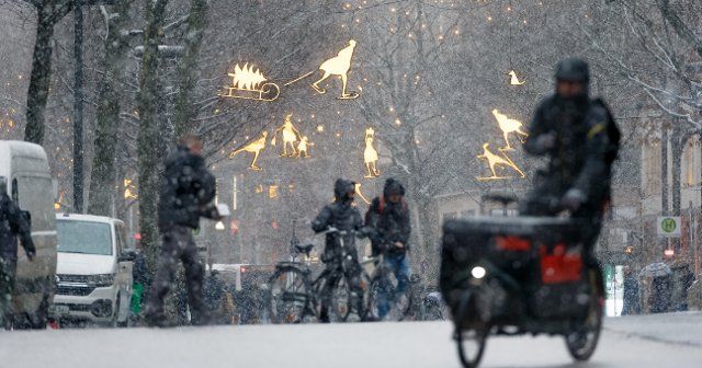 23 December 2021, Hamburg: Light snow drifts in the afternoon in the city centre on Mönckebergstrasse. Photo: Markus Scholz\/dpa