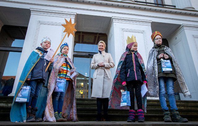 06 January 2022, Mecklenburg-Western Pomerania, Schwerin: Manuela Schwesig (SPD), the Minister President of Mecklenburg-Western Pomerania, receives the carol singing group from the Don Bosco Catholic School in Rostock in front of the state chancellery. The Catholic Church\