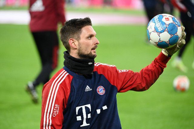 07 January 2022, Bavaria, Munich: Soccer: Bundesliga, Bayern Munich - Borussia Mönchengladbach, Matchday 18, Allianz Arena. Munich goalkeeper Sven Ulreich warms up before the start of the match. IMPORTANT NOTE: In accordance with the regulations of the DFL Deutsche Fußball Liga and the DFB Deutscher Fußball-Bund, it is prohibited to use or have used photographs taken in the stadium and\/or of the match in the form of sequence pictures and\/or video-like photo series. Photo: Sven Hoppe\/dpa