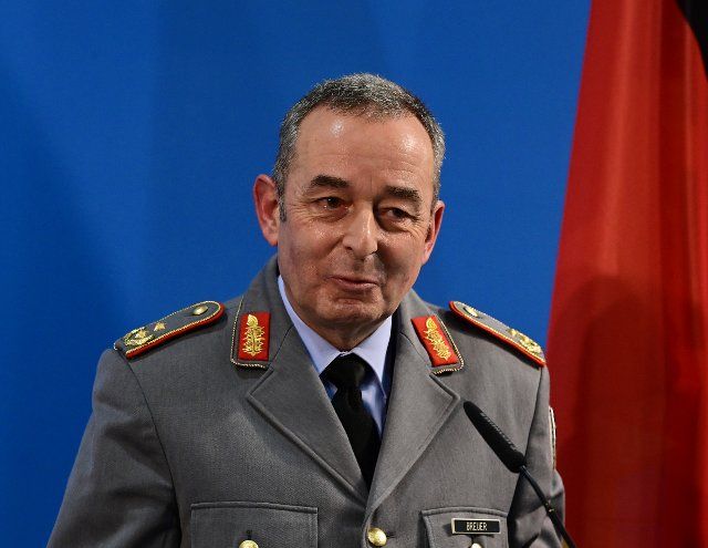 14 January 2022, Brandenburg, Potsdam: Major General Carsten Breuer, head of the Corona Crisis Staff at the Federal Chancellery, speaks at the State Chancellery during a joint press conference with Brandenburg\