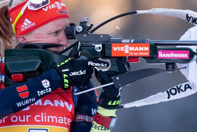 14 January 2022, Bavaria, Ruhpolding: Biathlon: World Cup, relay 4 x 6 km in Chiemgau Arena, women. Franziska Hildebrand from Germany shooting at the start. Photo: Sven Hoppe\/dpa