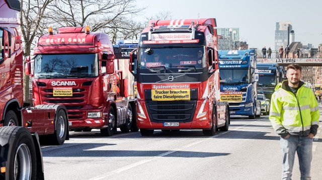 19 March 2022, Hamburg: Several hundred truck drivers protest against the increased fuel prices with a motorcade. Photo: Markus Scholz\/dpa