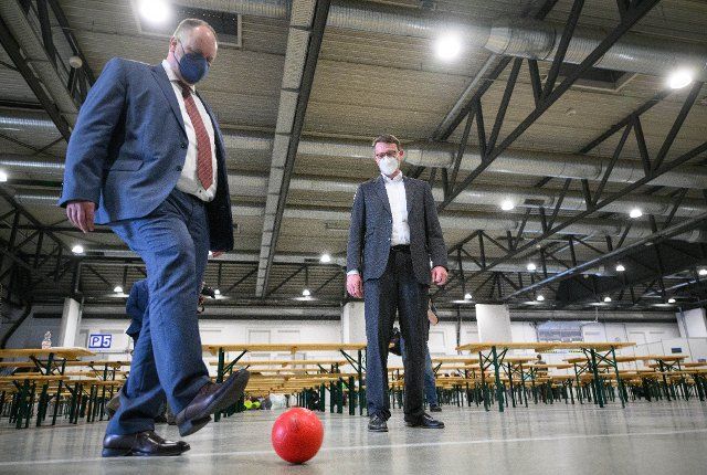 24 March 2022, Saxony, Dresden: Dirk Hilbert (FDP, l), Mayor of the City of Dresden, and Roland WÃ¶ller (CDU), Interior Minister of Saxony, play soccer with children who have fled Ukraine during a visit to the Dresden arrival center at the Messe. Photo: Robert Michael\/dpa-Zentralbild\/dpa