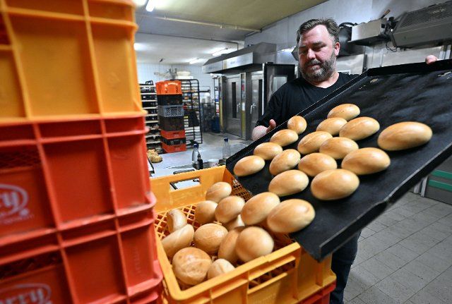 25 March 2022, Thuringia, Schwarzhausen: Sven Barthel takes rolls out of the oven in the bakery at Stiebling Bakery. The cost increases for energy, fuel and flour are increasingly causing difficulties for the bakery trade. Photo: Martin Schutt\/dpa-Zentralbild\/dpa