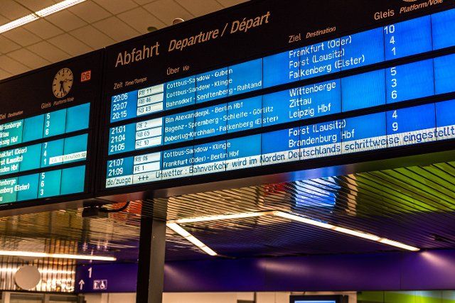 18 February 2022, Brandenburg, Cotbus: A display board at Cottbus station, where all trains are still running as scheduled. Driving from Cottbus station For the coming night, the storm low Zeynep is also expected to reach Brandenburg. Photo: Frank Hammerschmidt\/dpa